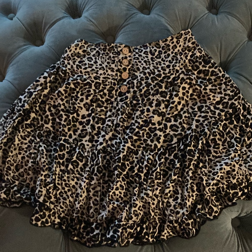 Short, ruffle skirt in a leopard print!
